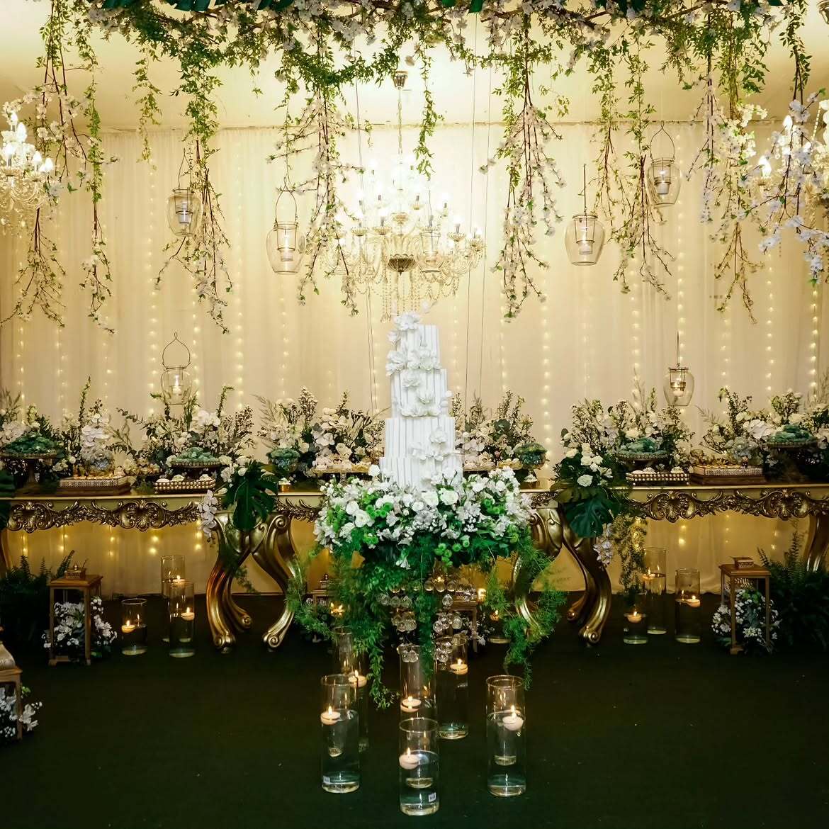 Cenário de casamento com bolo e iluminação em fio de luz