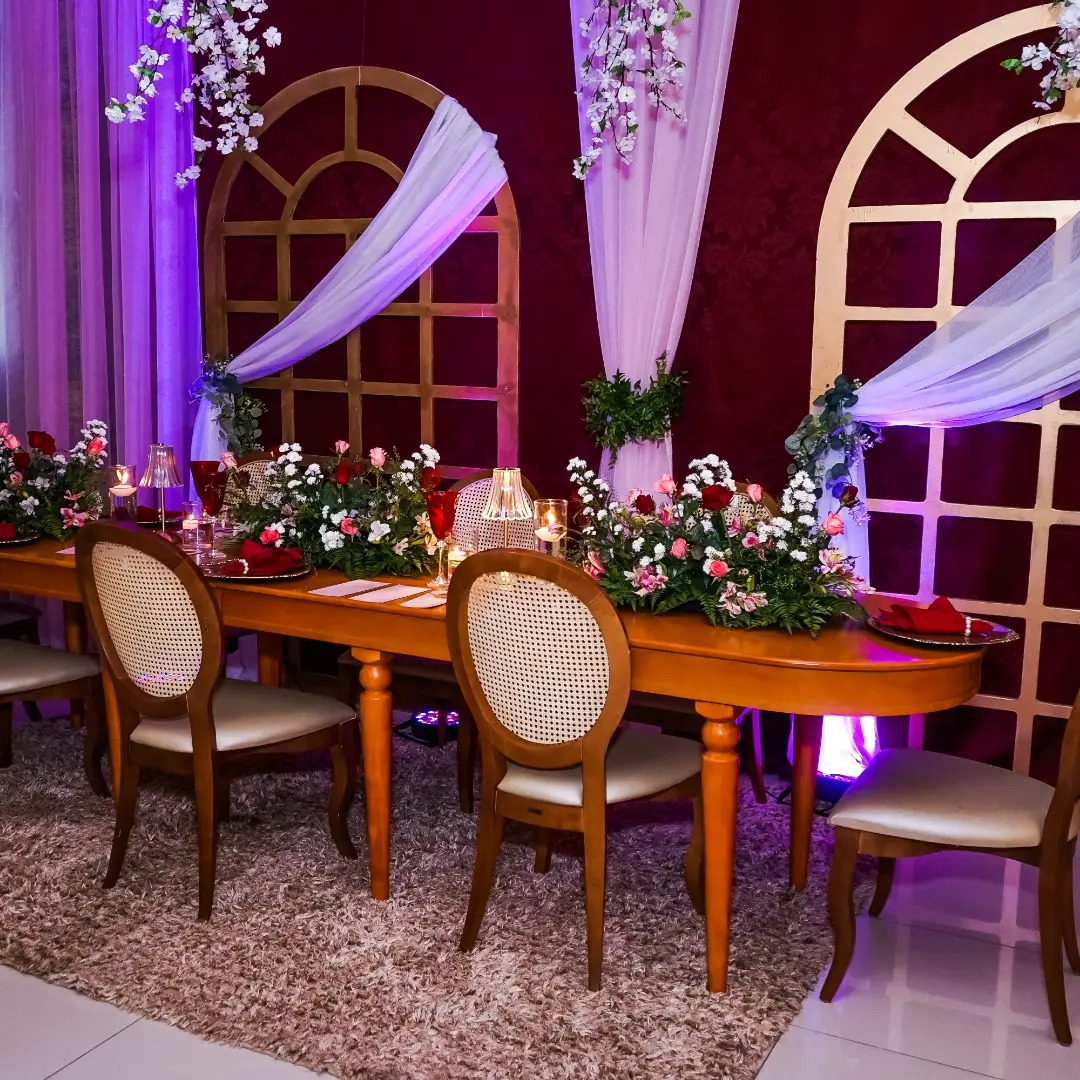 Mesa dos noivos com decoração floral clássica