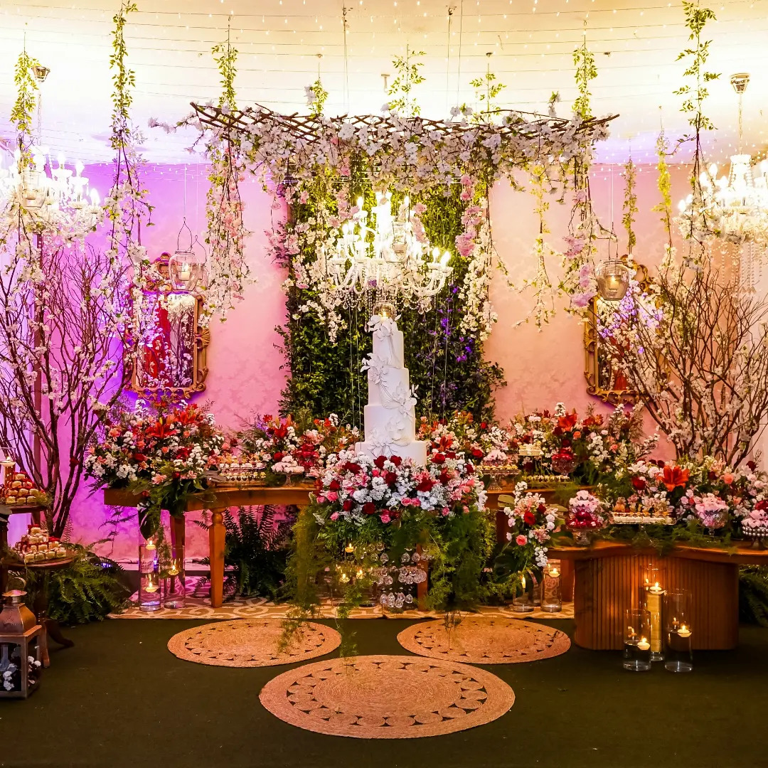 Decoração de casamento com flores e lustres na Casa de Festas Star