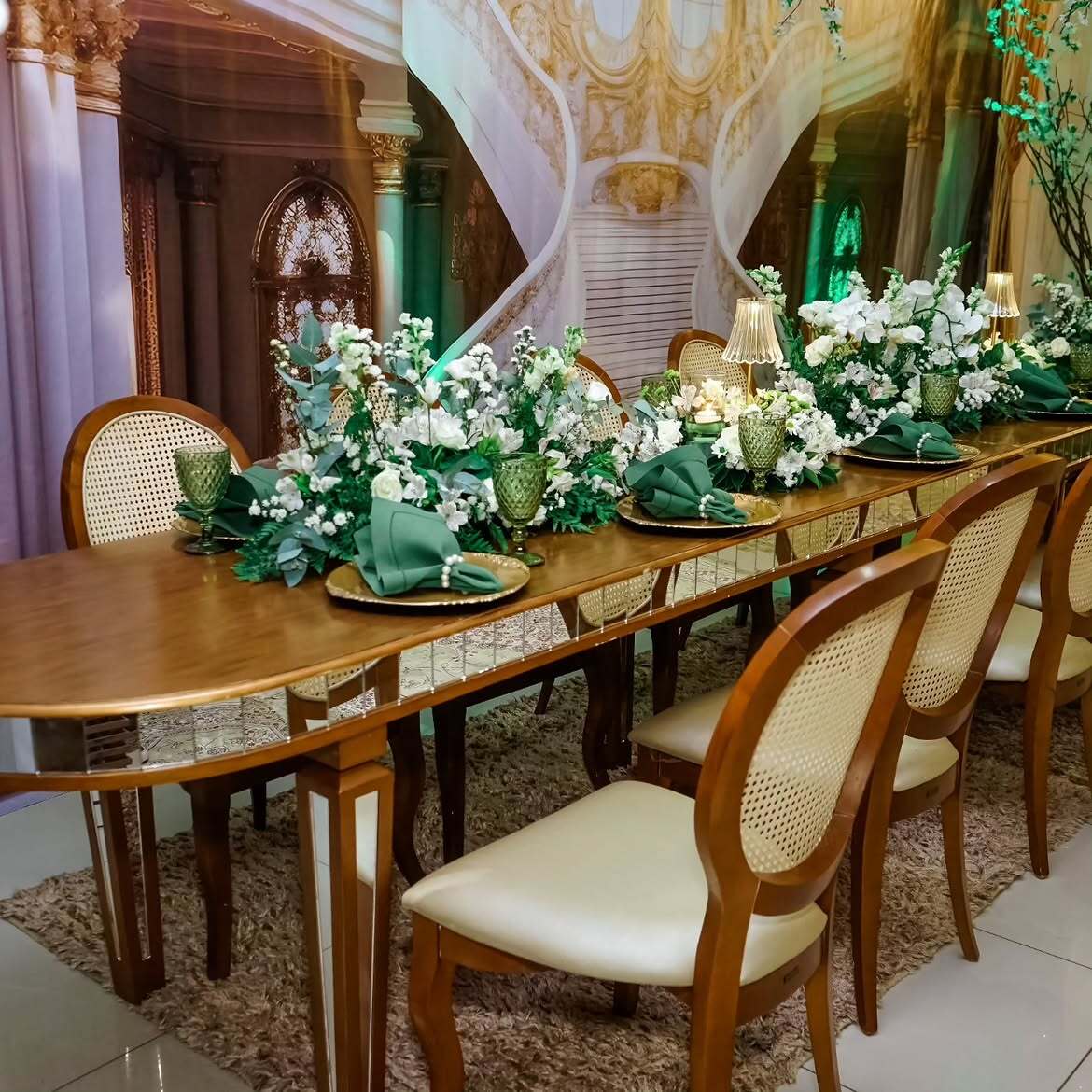 Mesa posta com decoração verde e dourada
