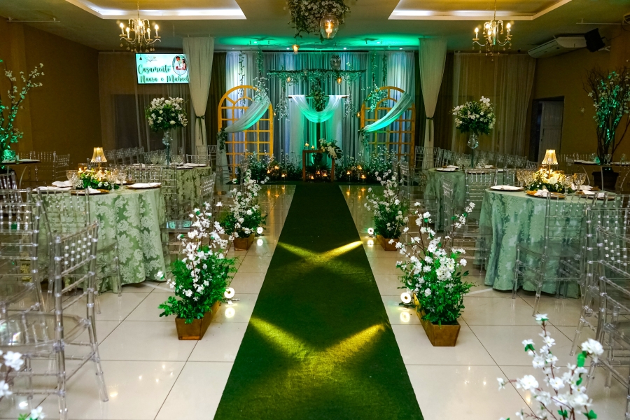 Salão preparado para cerimônia de casamento com passadeira verde