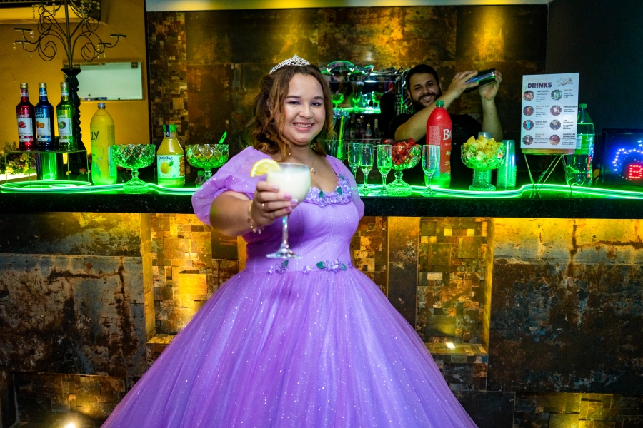 Debutante brindando no open bar da Casa de Festas Star