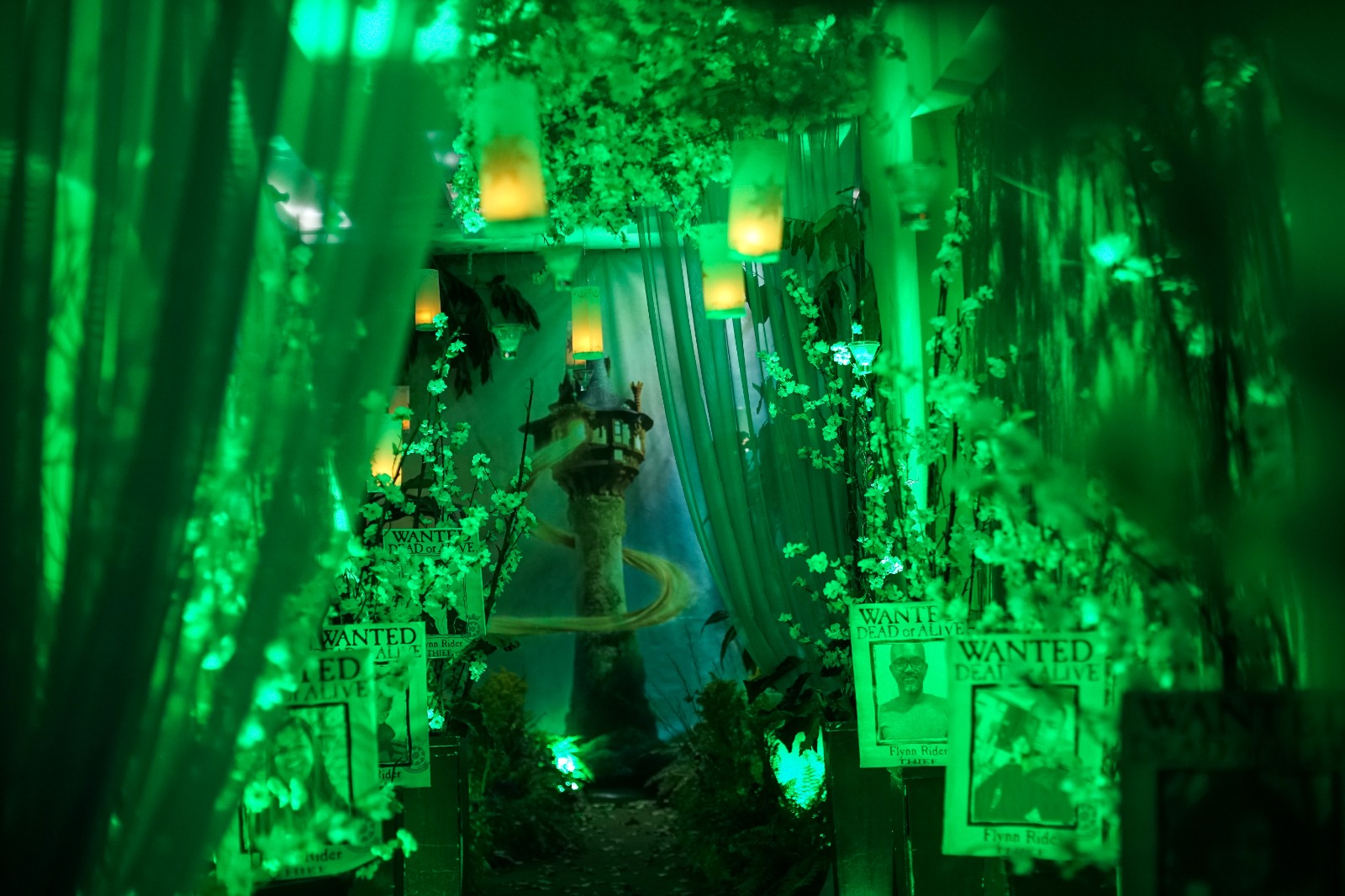 Entrada do salão com cenografia temática iluminada em verde