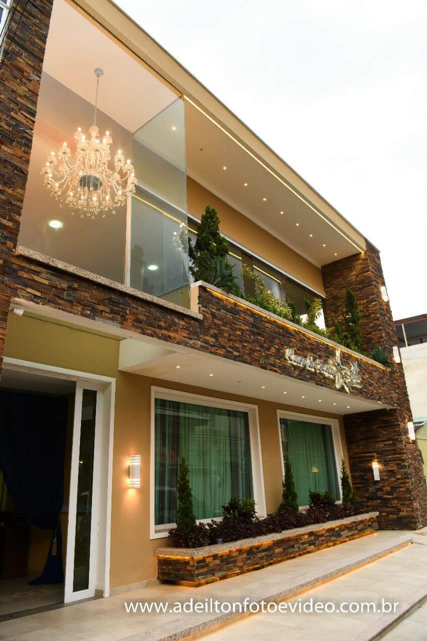Fachada iluminada da Casa de Festas Star em Duque de Caxias