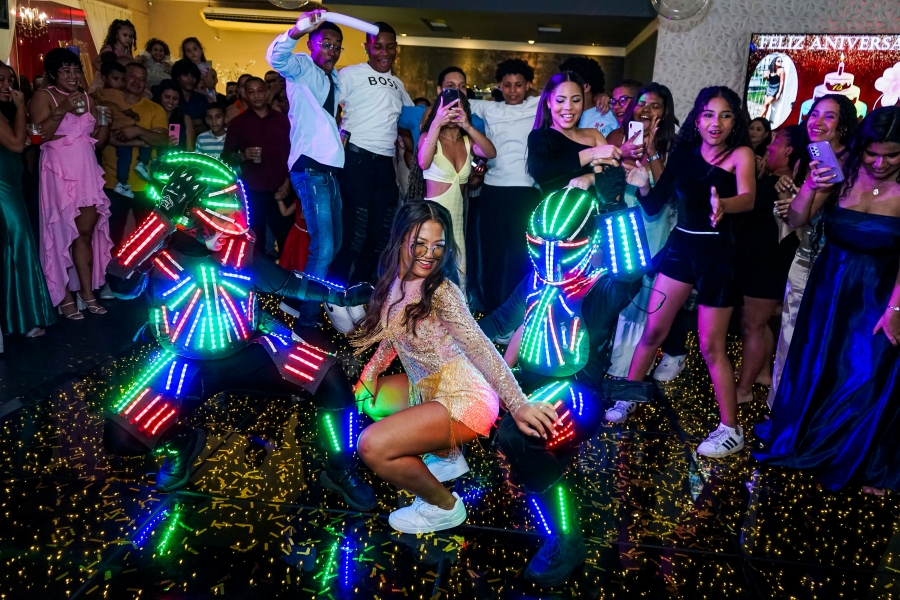 Pista de dança com robôs de LED e convidados animados