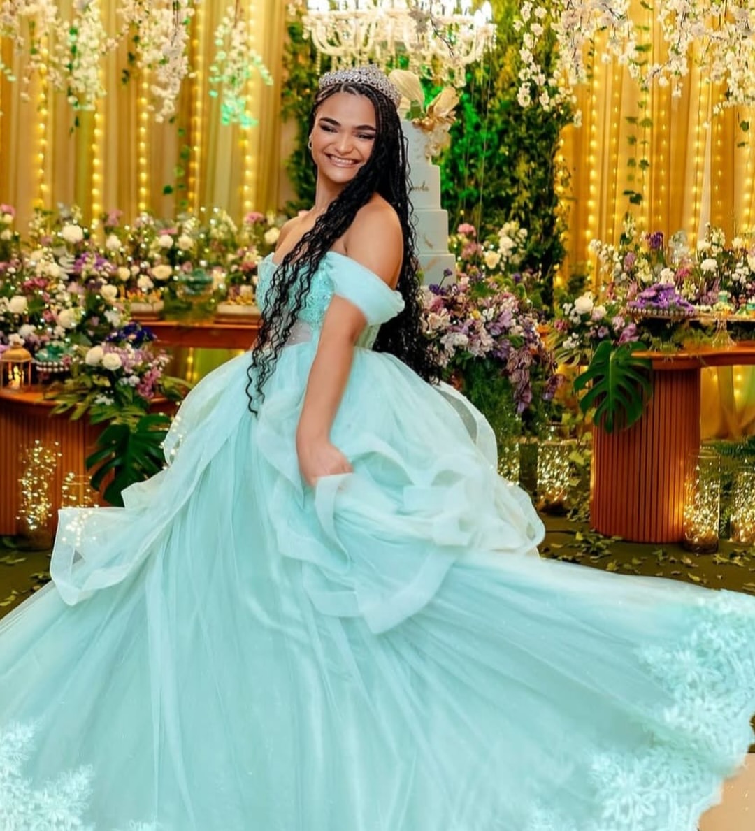 Debutante em vestido azul claro com decoração floral